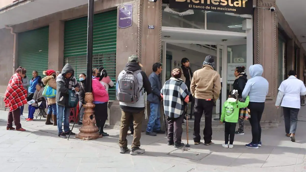 adultos en el banco bienestar (4)